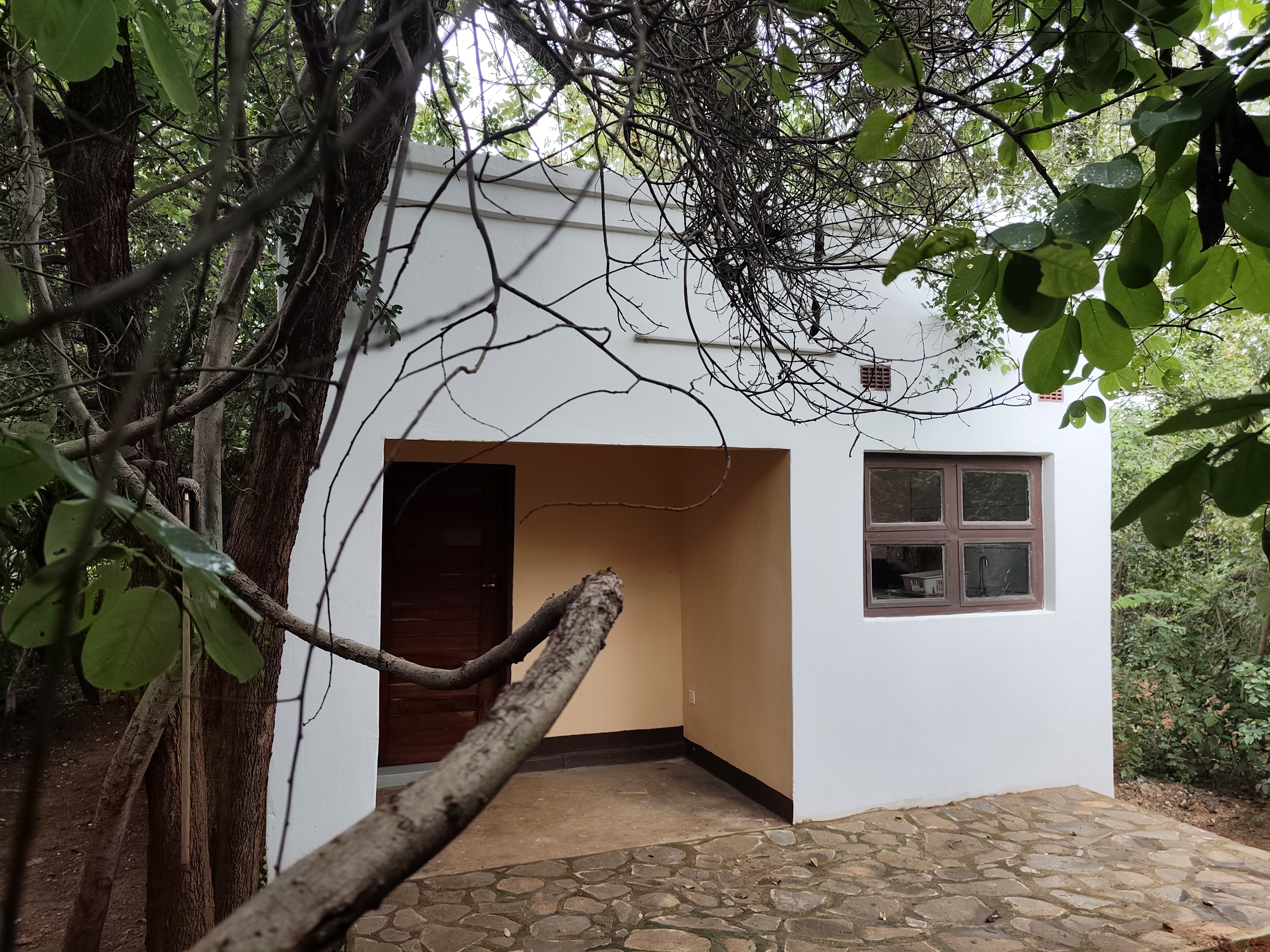 Sipa – entrance with terracotta porch